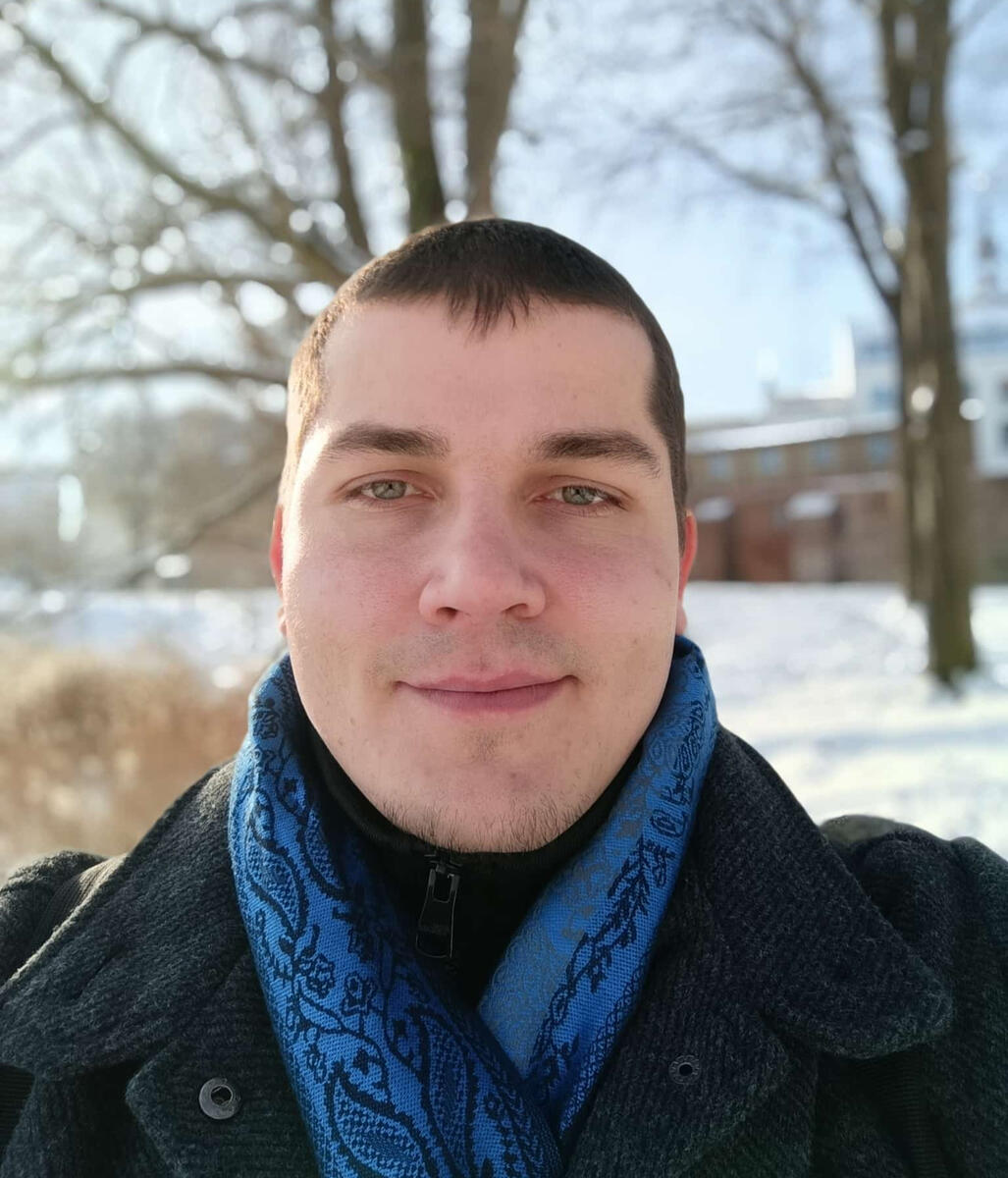 Dennis Jahnke Porträt Porträt des Coaches und energetischen Heilers Dennis Jahnke in Winterlandschaft.